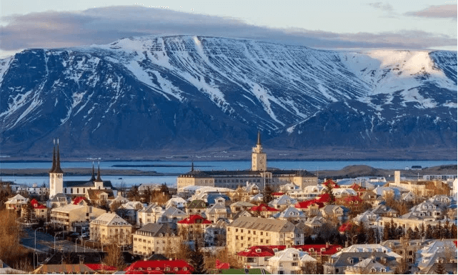 球場(chǎng)供暖，冰島這才叫全民足球！~